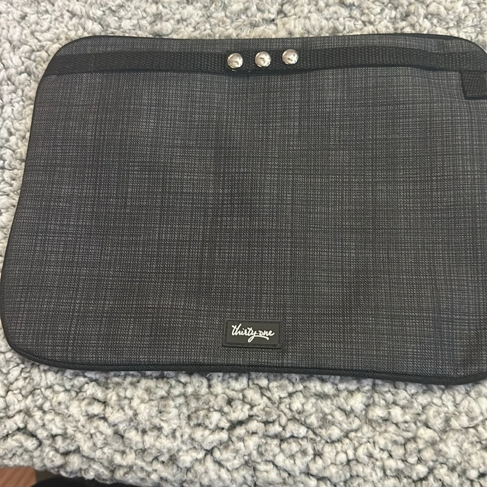 Zip pouch that can attach to some 31 bags